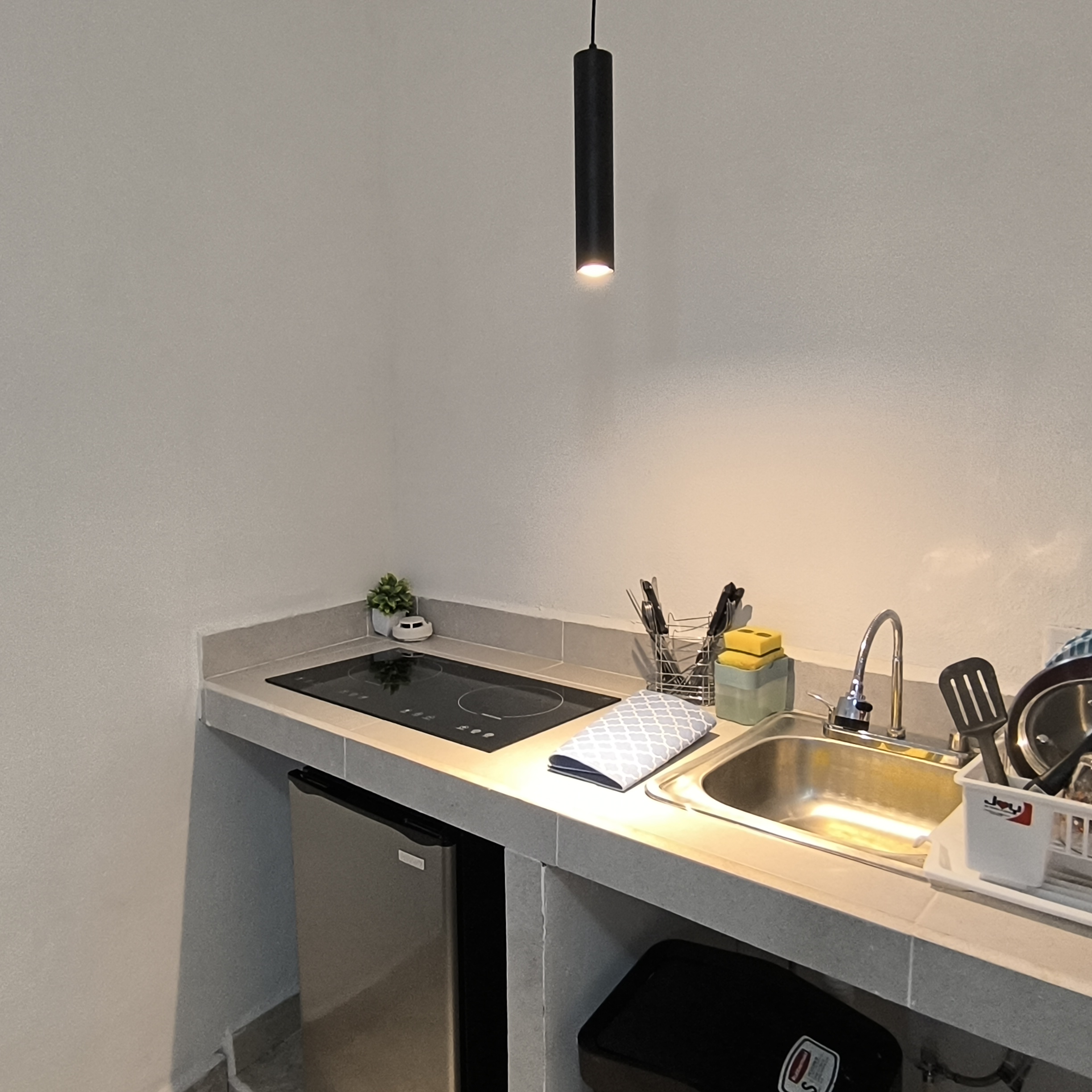 El Loft donde se ve la cocineta y el frogobar