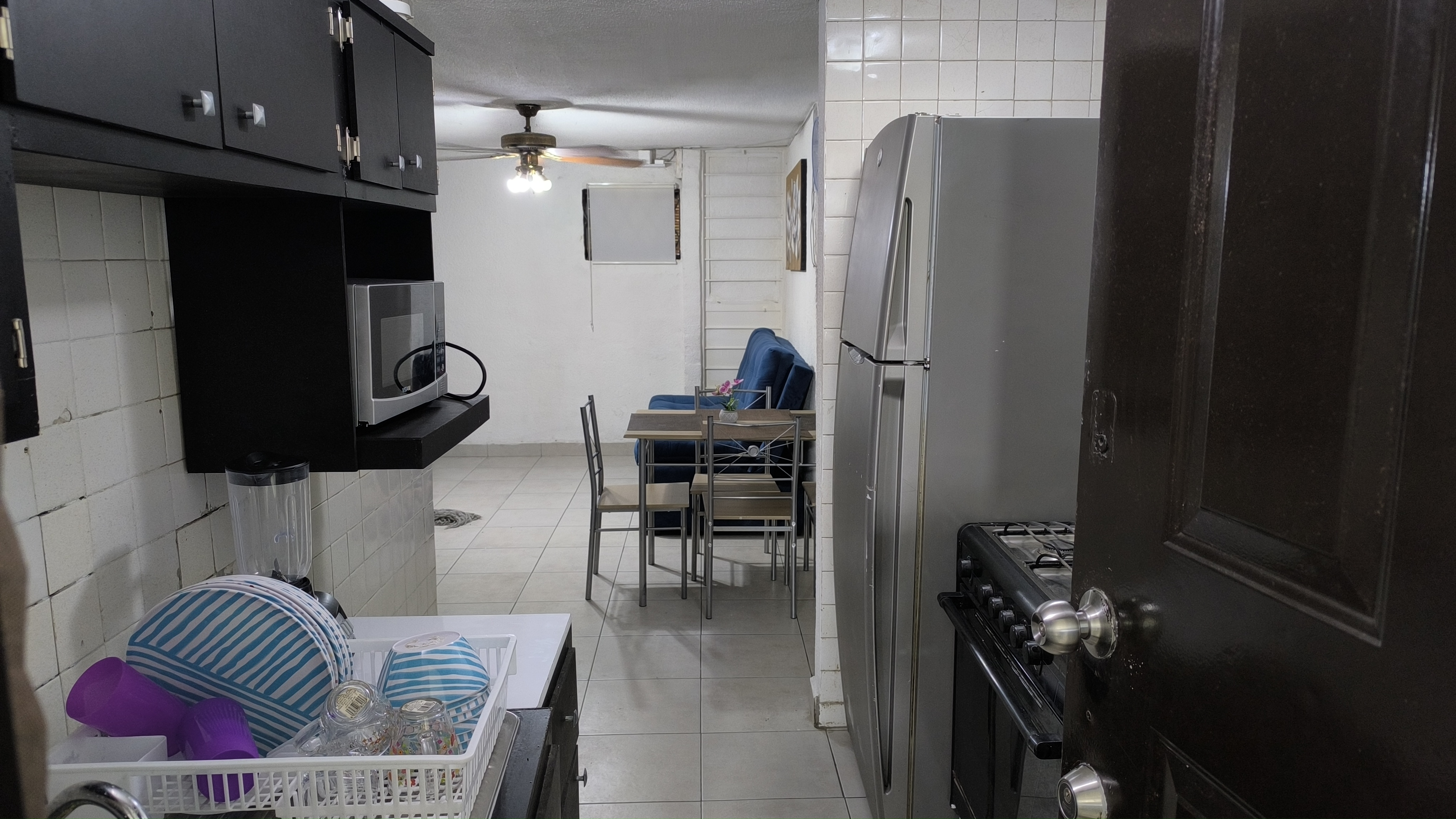 El Loft donde se ve la cocina, el refrigerador y el comedor