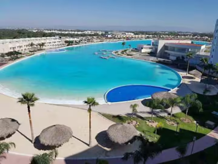 Vista panorámica de la laguna y departamentos