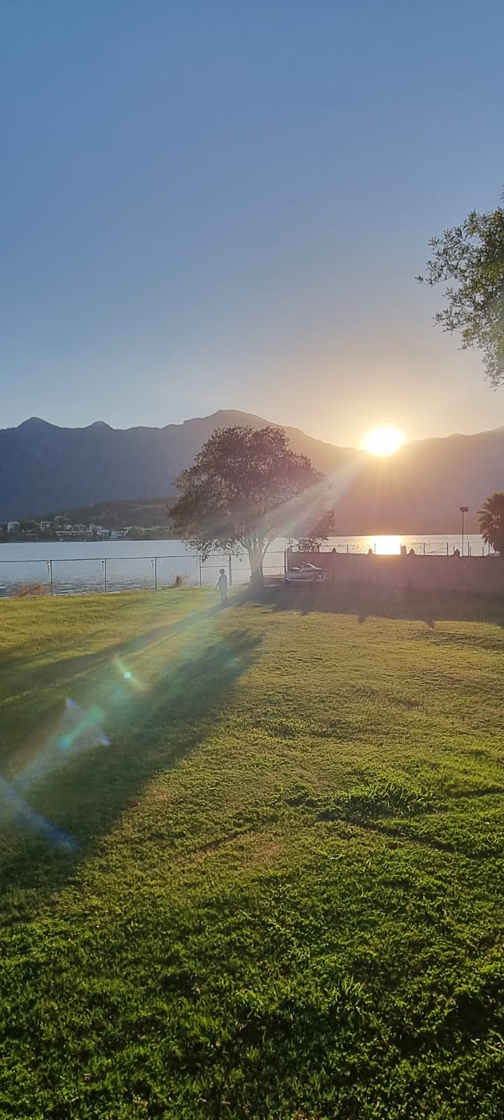 Vista del Jardín de la Quinta Paraiso con el sol en el fondo