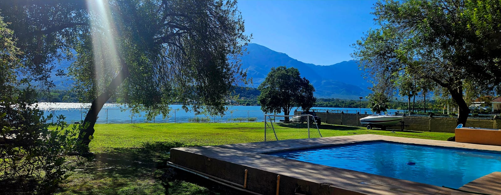 Quinta Paraiso donde se ve parte de la alberca, el jardín y la presa de la boca