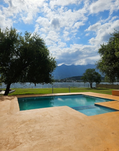 Vista de la alberca, detrás el Jardín y el embalse