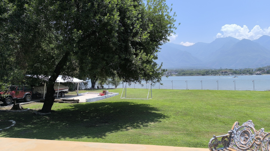 Vista del jardín y el embalse